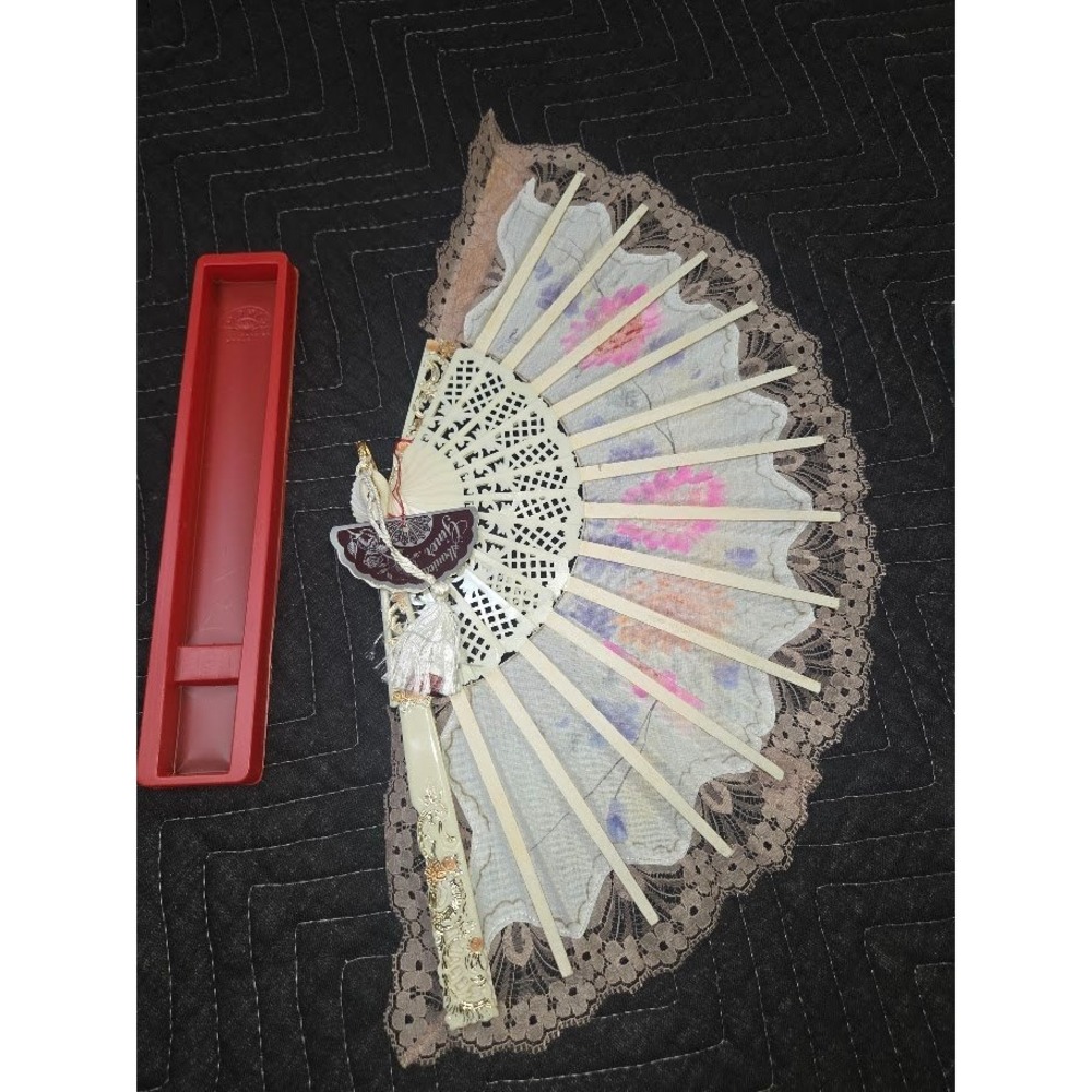 Giner Spanish Hand Fan Floral Lace Gold Accents Tassel with Box - Picture 5 of 8